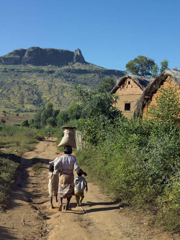 成年人,一个人,微笑,竖图,快乐,帽子,非洲,马达加斯加,仅一个女性,阴影,草帽,粉色,社区,摄影,女人,彩图