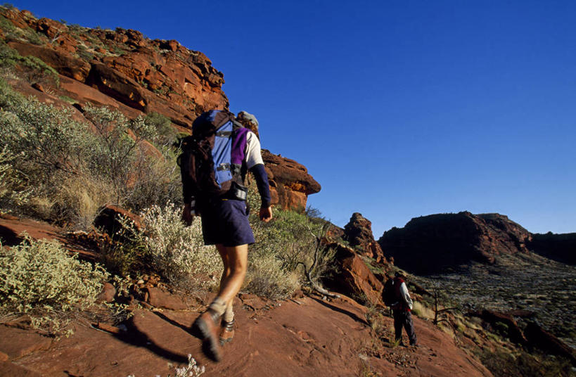 两个人,横图,室外,白天,旅游,度假,峡谷,日光,澳大利亚,悬崖,娱乐,蓝色,天空,享受,休闲,放松,摄影,国家公园,大洋洲,澳洲,南方大陆,澳大利亚联邦,北领地,圆形剧场,步行,彩图,背包族