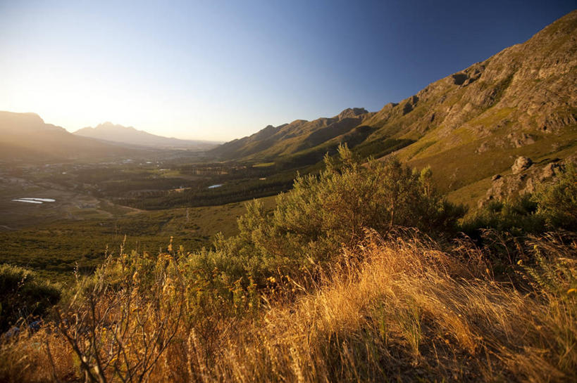 两个人,横图,室外,旅游,山,山脉,非洲,南非,行人,游客,游人,山谷,浪漫,路人,旅客,香槟,驾驶,摄影,活动,驾车,四驱车,丰田,过客,彩图,伴侣