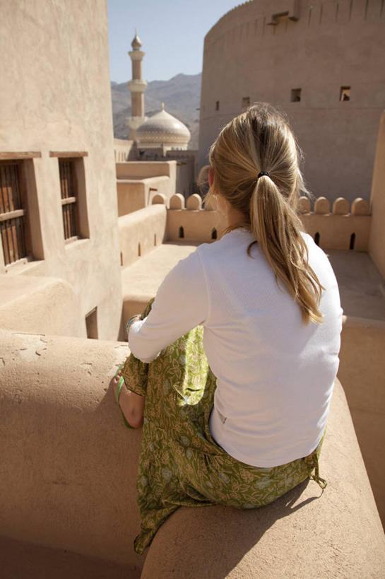 成年人,一个人,竖图,建筑,阿曼,仅一个女性,行人,游客,游人,城堡,路人,旅客,摄影,尖塔,中东,要塞,清真寺,波斯湾,奈兹瓦,过客,女人,彩图,阿拉伯半岛