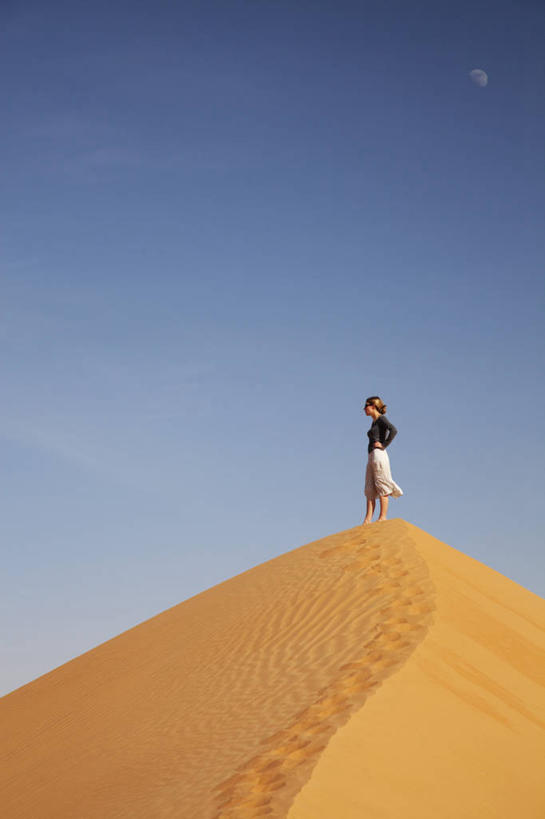 成年人,一个人,竖图,室外,探险,沙漠,汽车,阿曼,仅一个女性,行人,游客,游人,沙子,沙丘,山地车,路人,旅客,驾驶,摄影,中东,驾车,干的,四驱车,波斯湾,丰田,沙岩,过客,女人,彩图,阿拉伯半岛