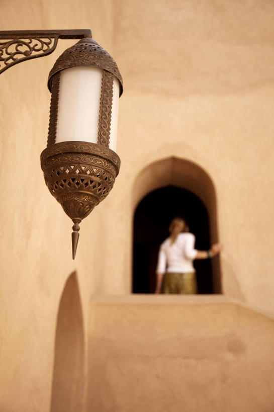 成年人,一个人,竖图,建筑,阿曼,仅一个女性,行人,游客,游人,灯笼,城堡,光,门口,路人,旅客,灯,摄影,中东,照明设备,波斯湾,奈兹瓦,过客,女人,彩图,阿拉伯半岛
