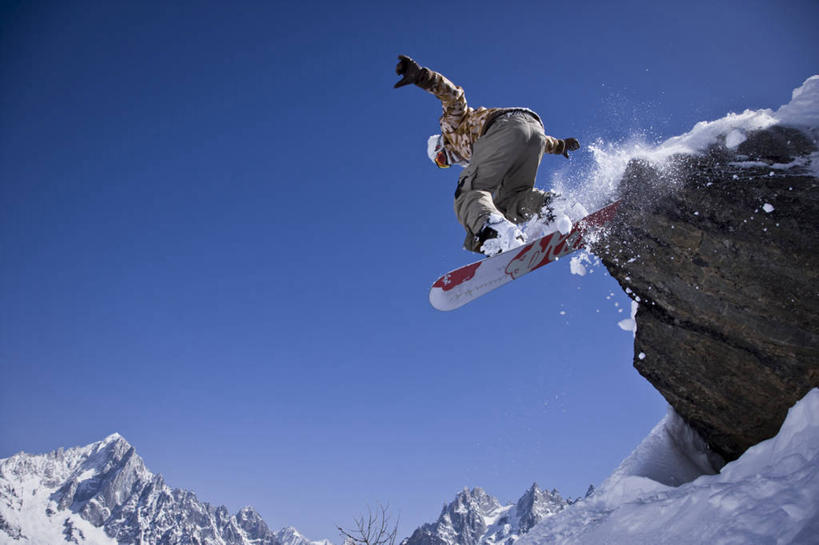 一个人,横图,室外,旅游,度假,运动,美景,山脉,法国,欧洲,喷,飞溅,头饰,景观,娱乐,极限运动,自然,安全帽,享受,休闲,景色,放松,摄影,滑雪板,自然风光,阿尔卑斯山脉,霞慕尼,彩图