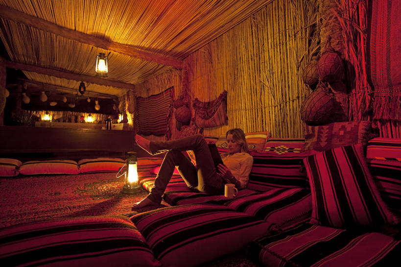 成年人,横图,沙漠,阿曼,放松,读书,摄影,中东,干的,波斯湾,沙岩,女人,彩图,阿拉伯半岛