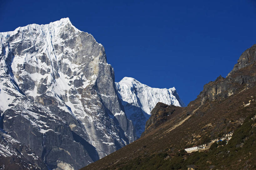 无人,横图,室外,山,山脉,雪,日光,尼泊尔,亚洲,地形,山顶,乡村,历史,佛塔,蓝色,风景,天空,地标建筑,寒冷,摄影,环境,修道院,南亚,喜马拉雅山脉,尼泊尔王国,珠穆朗玛峰国家公园,专区,彩图,萨加玛塔专区,索卢坤布县,联合国教科文组织,坤布,珠穆朗玛地区