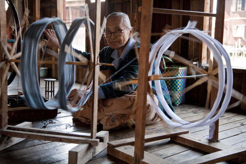 一个人,横图,室外,湖,纺织品,缅甸,亚洲,木制,材料,篮子,丝绸,线,锥子,织物,地面,旋转,纺织,转,摄影,东南亚,织女,式样,纺锤,织机,美术工艺,彩图,淡水,机织物