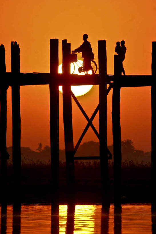 儿童,成年人,一个人,家庭,丈夫,妻子,竖图,室外,湖,日落,水,太阳,自行车,缅甸,亚洲,反射,木制,锥子,桥,脚踏车,橙色,摄影,东南亚,人行桥,宁静,剪影,高跷,曼德勒,男人,男性,女人,女性,步行,彩图,柚木树