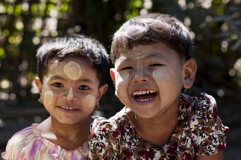 儿童,两个人,笑,微笑,横图,快乐,纯洁,帽子,缅甸,亚洲,装饰,润肤露,锥子,乡村,可爱,童年,童趣,人体,摄影,东南亚,防晒霜,伸出,童真,烂漫,无邪,天真,女孩,彩图