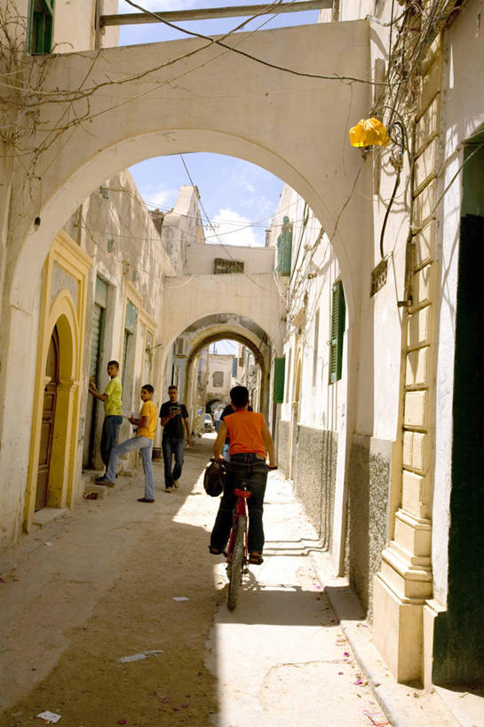 儿童,竖图,城市,建筑,街道,自行车,非洲,利比亚,拱门,首都,脚踏车,摄影,地中海文化,北非,男孩,彩图