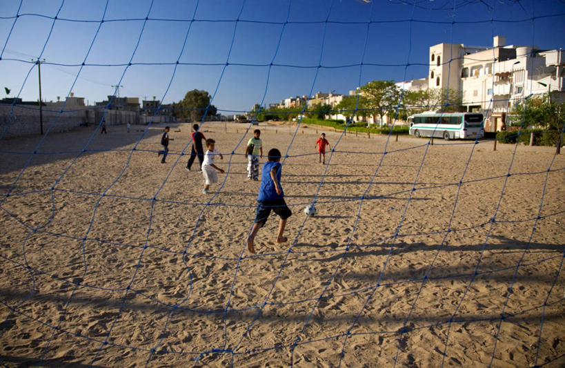 儿童,商店,横图,购物,运动,橄榄球,建筑,棕榈树,非洲,利比亚,球门,网,郊区,首都,球,摄影,活动,住房,地中海文化,北非,男孩,彩图,咖啡馆