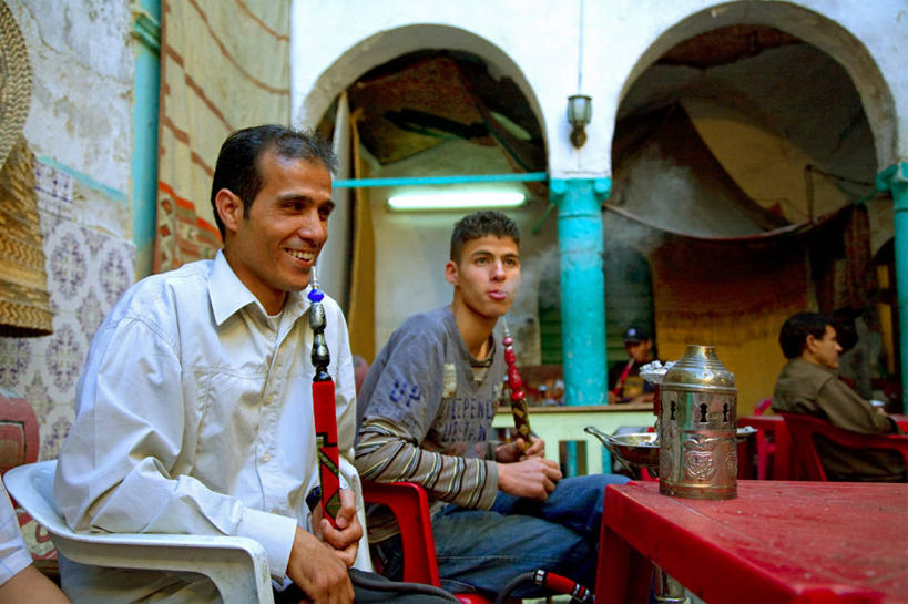 成年人,吸烟,横图,室外,通讯,城市,酒店,纸牌,非洲,利比亚,庭院,放松,摄影,烟斗,地中海文化,北非,水烟袋,男人,说话,彩图