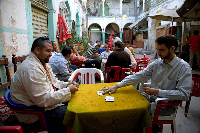 成年人,吸烟,横图,室外,通讯,城市,酒店,纸牌,非洲,利比亚,庭院,放松,摄影,烟斗,地中海文化,北非,水烟袋,男人,说话,彩图