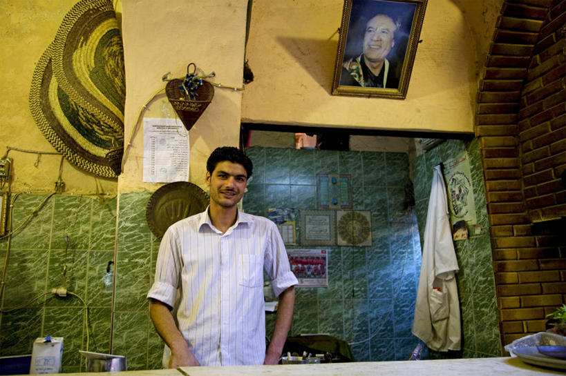 成年人,一个人,酒吧,横图,照片,城市,酒店,非洲,利比亚,仅一个男性,工作,海报,服务,摄影,总统,地中海文化,肖像,贩卖,北非,埃及文化,上校,男人,彩图