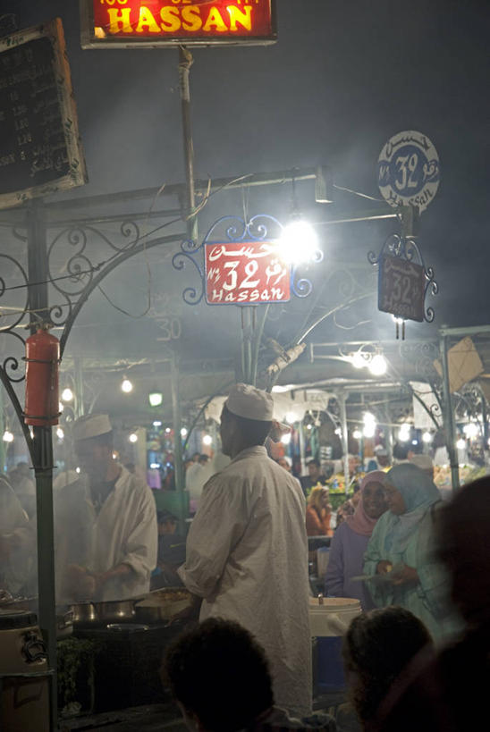 吸烟,吃,竖图,方图,夜晚,吃饭,旅游,度假,街道,非洲,摩洛哥,行人,游客,游人,食品,货摊,小吃,饮食,路人,旅客,黄昏,社区,摄影,膳食,群众,北非,阿非利加洲,摩洛哥王国,马拉喀什,过客,摩洛哥文化,主厨,休闲活动,烹调,彩图,旅行,餐馆,咖啡馆,传统文化