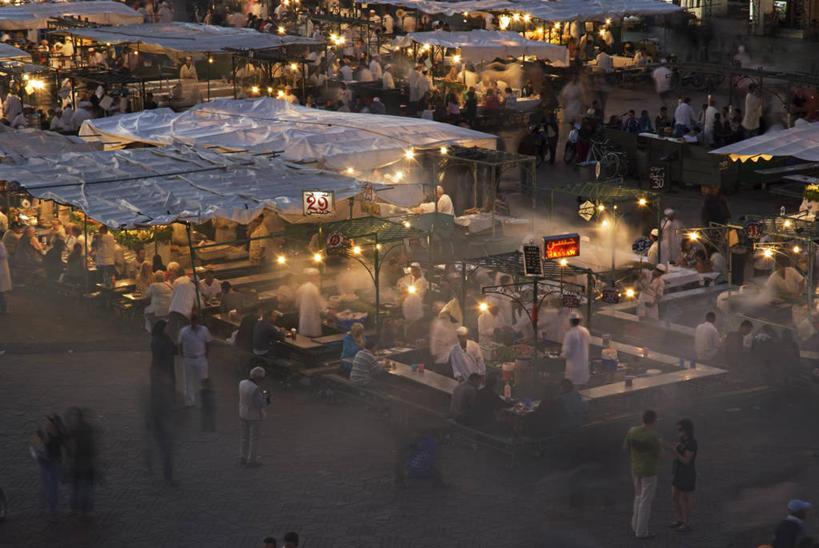 吸烟,吃,横图,方图,夜晚,吃饭,旅游,度假,城市,道路,街道,路,公路,非洲,摩洛哥,行人,游客,游人,食品,交通,货摊,小吃,饮食,路人,旅客,黄昏,社区,摄影,膳食,群众,北非,阿非利加洲,摩洛哥王国,马拉喀什,过客,摩洛哥文化,主厨,马路,休闲活动,烹调,彩图,旅行,餐馆,咖啡馆,传统文化