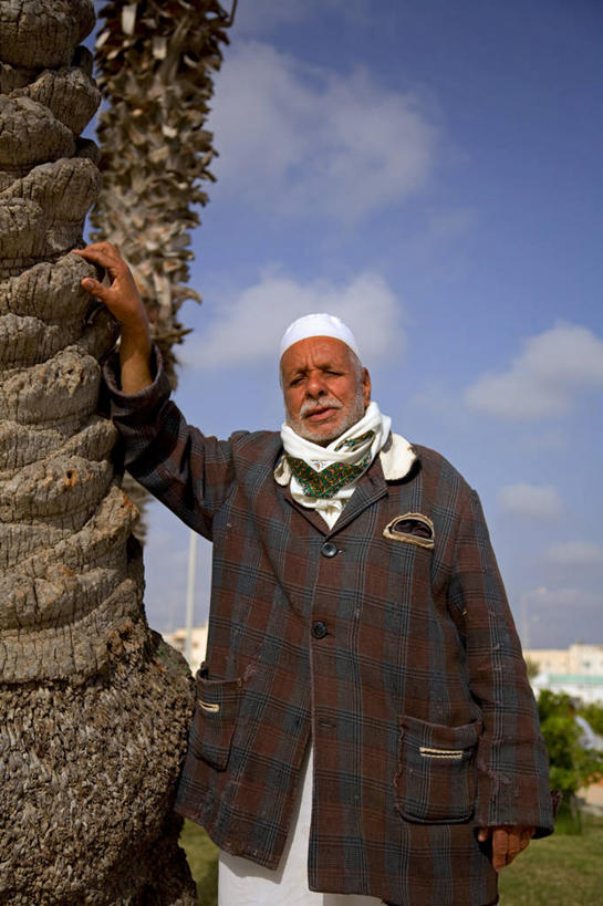 成年人,老年人,胡须,一个人,站,竖图,棕榈树,非洲,利比亚,仅一个男性,仅一个人,仅一个老年男性,摄影,地中海文化,北非,老年男性,男人,男性,胡子,络腮胡,彩图