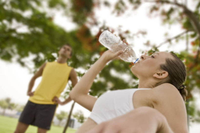 成年人,两个人,运动员,公园,横图,锻炼,运动,水,喝,训练,饮用水,饮料,冷饮,休息,摄影,生活方式,活动,动作,迪拜,波斯湾,慢跑,男人,女人,休闲活动,彩图