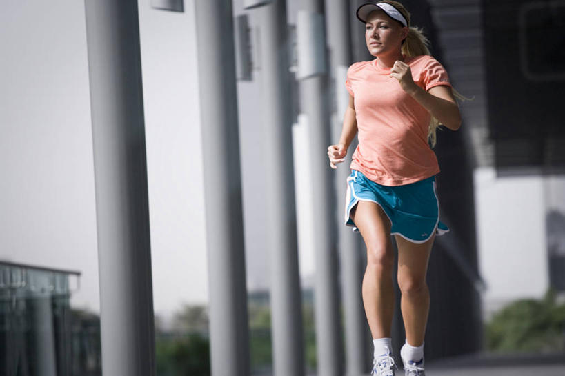 成年人,一个人,运动员,横图,运动鞋,锻炼,运动,城市,仅一个女性,训练,摄影,生活方式,活动,动作,迪拜,波斯湾,慢跑,女人,休闲活动,彩图