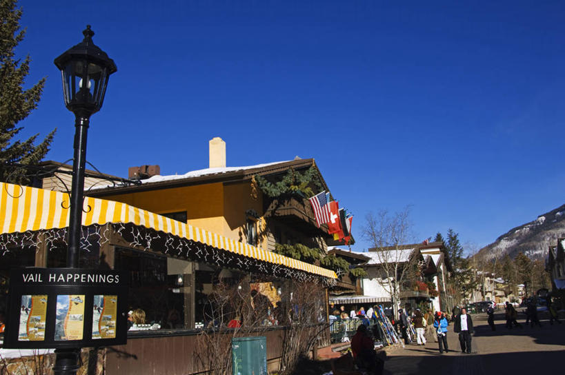 一个人,横图,室外,白天,旅游,度假,山,山脉,雪,日光,阿尔卑斯山,美国,地形,山顶,冬天,娱乐,车,蓝色,白色,风景,天空,自然,交通工具,享受,休闲,放松,寒冷,摄影,生活方式,雪橇,北美,载具,雪橇车,科罗拉多州,方向标,滑雪运动,范尔,彩图