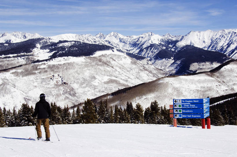 一个人,横图,室外,白天,旅游,度假,山,山脉,雪,日光,阿尔卑斯山,美国,地形,山顶,冬天,娱乐,车,蓝色,白色,风景,天空,自然,交通工具,享受,休闲,放松,寒冷,摄影,生活方式,雪橇,北美,载具,雪橇车,科罗拉多州,方向标,滑雪运动,范尔,彩图