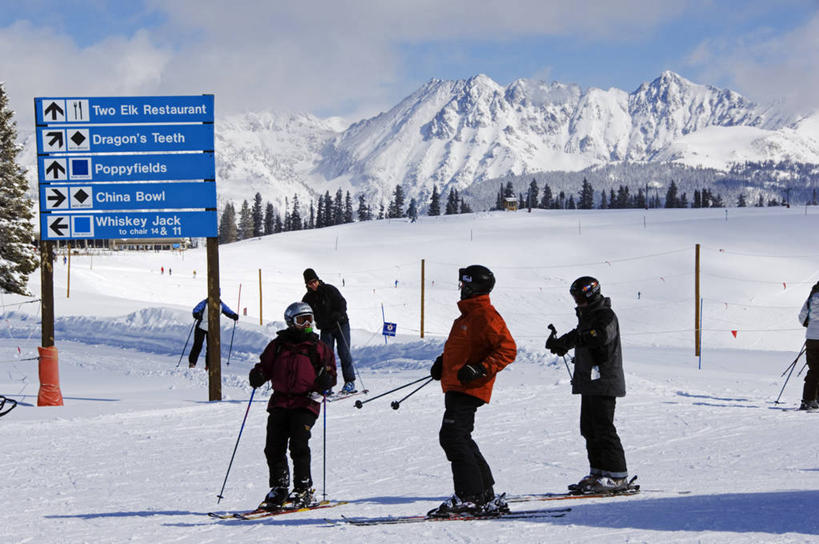 横图,室外,白天,旅游,度假,山,山脉,雪,日光,阿尔卑斯山,美国,地形,山顶,冬天,娱乐,车,蓝色,白色,风景,天空,自然,交通工具,享受,休闲,放松,寒冷,摄影,生活方式,雪橇,北美,载具,雪橇车,科罗拉多州,方向标,滑雪运动,范尔,彩图