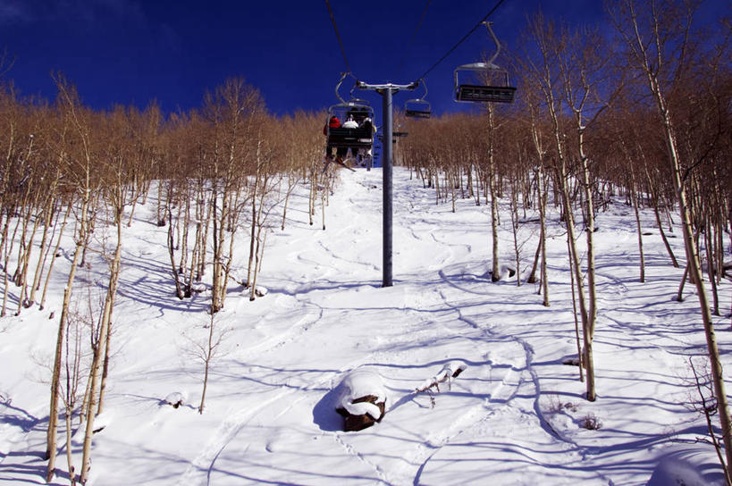 无人,横图,室外,白天,旅游,度假,山,雪,日光,阿尔卑斯山,美国,地形,冬天,娱乐,车,树,蓝色,白色,风景,天空,自然,交通工具,享受,休闲,放松,寒冷,摄影,生活方式,宁静,雪橇,北美,载具,雪橇车,科罗拉多州,滑雪运动,范尔,彩图