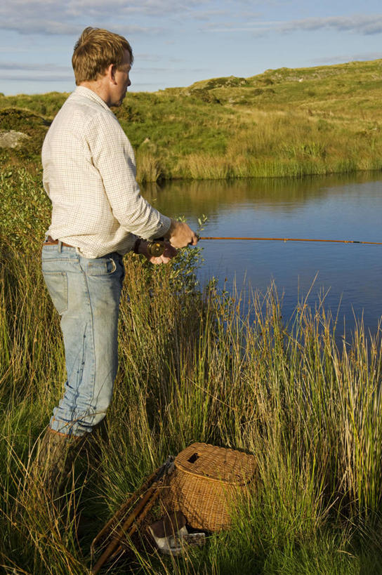 一个人,竖图,室外,运动,湖,英国,欧洲,摄影,西欧,大不列颠,威尔士,大不列颠及北爱尔兰联合王国,大不列颠及爱尔兰联合王国,威尔士公国,钓竿,渔线轮,休闲活动,彩图,钓鱼,康威自治市,大不列颠王国,大英帝国,联合王国,日不落帝国,传统文化,北威尔士