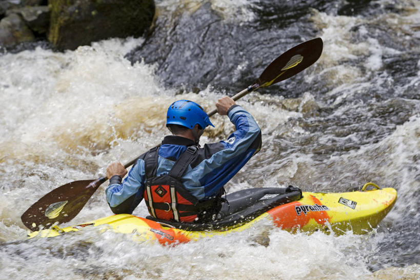 划船,划艇,皮划艇,一个人,横图,室外,旅游,兴奋,运动,河流,船,英国,木船,极限运动,刺激,交通工具,活力,摄影,活动,桨,舟,载具,独木舟,独木船,荡舟,格温内思郡,冒险,危险,休闲活动,彩图,旅行,皮船,巴拉,北威尔士