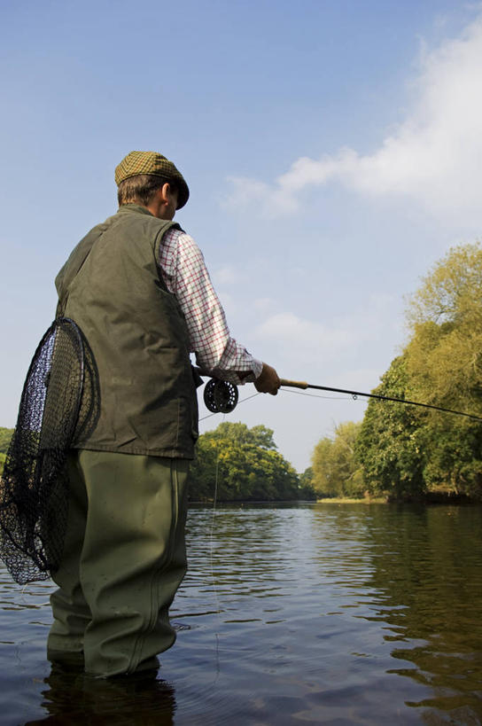 一个人,运动员,竖图,室外,度假,运动,水,英国,鸭舌帽,摄影,生活方式,宁静,鱼钩,威尔士,钓竿,休闲活动,彩图,钓鱼,传统文化,迪河