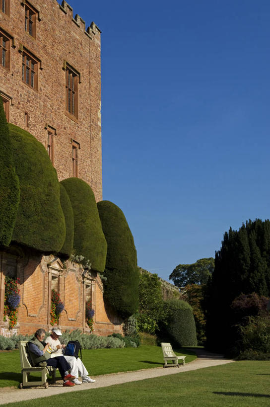 无人,竖图,旅游,度假,雕塑,英国,正装,神话,园艺,宏伟,摄影,高雅,威尔士,大力神,彩图,旅行,波威斯城堡