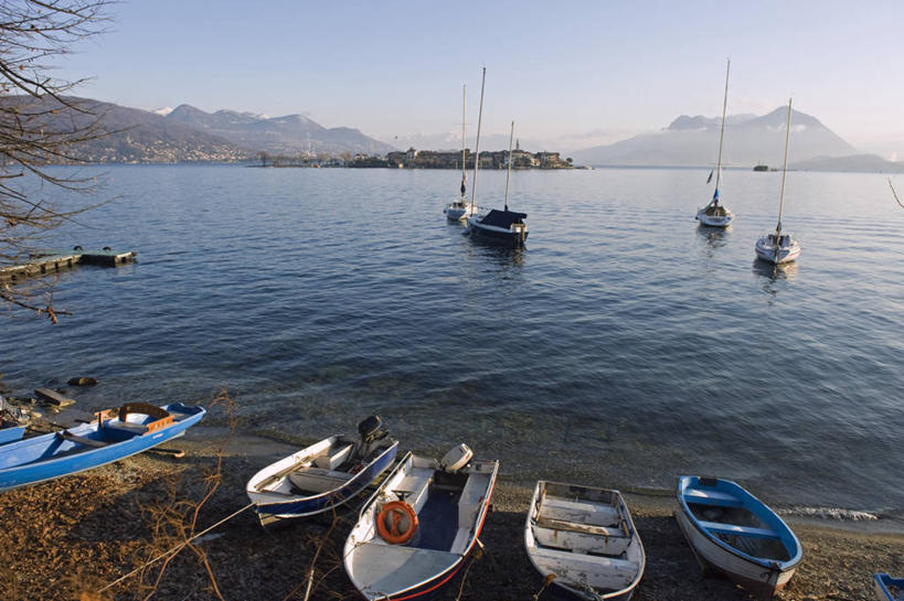 帆船,无人,横图,室外,湖,山,水,船,意大利,欧洲,停靠,岛,地形,游艇,交通工具,摄影,停泊,载具,摩托艇,伦巴第大区,马祖尔湖,多洛米蒂山脉,海滩,彩图