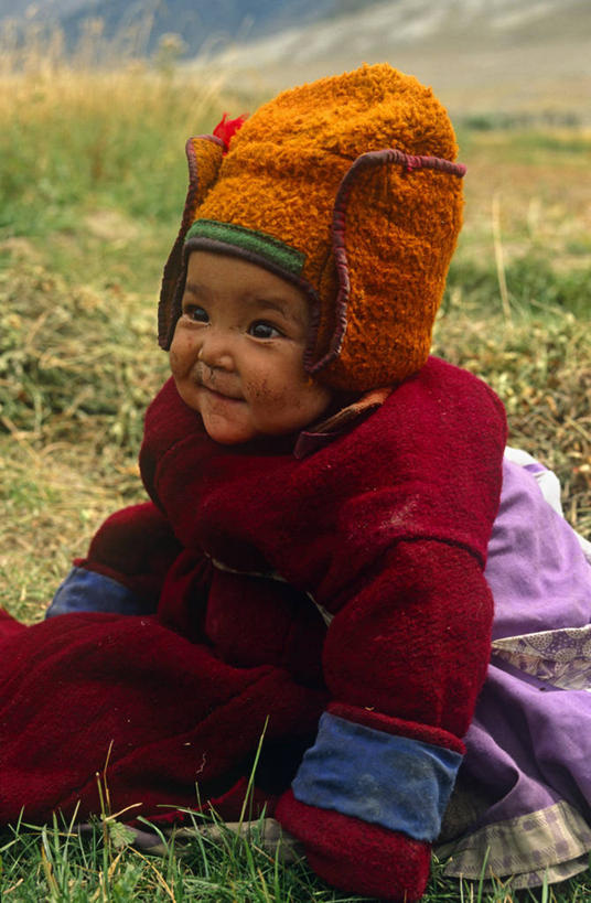 婴儿,儿童,一个人,竖图,室外,印度,亚洲,田地,摄影,南亚,喜马拉雅山脉,印度共和国,克什米尔,查谟.克什米尔,查谟.克什米尔邦,彩图,喀什米尔,克什米尔地区