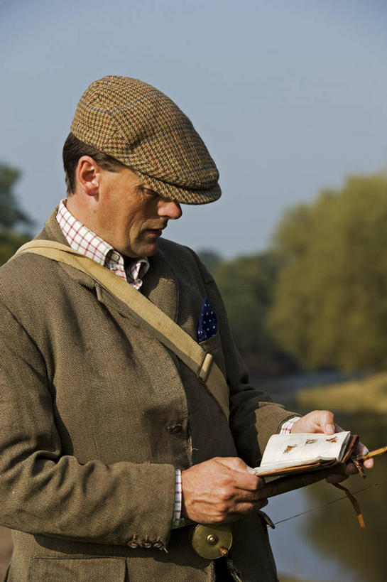 一个人,运动员,竖图,室外,度假,运动,水,英国,鸭舌帽,摄影,生活方式,鱼钩,威尔士,钓竿,休闲活动,彩图,钓鱼,传统文化,迪河