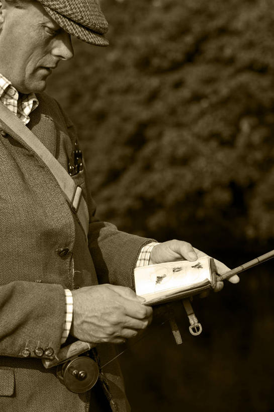 一个人,运动员,竖图,室外,度假,运动,水,英国,鸭舌帽,摄影,生活方式,鱼钩,威尔士,钓竿,休闲活动,彩图,钓鱼,传统文化,迪河