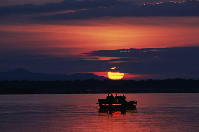 无人,横图,室外,旅游,度假,日出,河流,日落,水,太阳,船,非洲,赞比亚,行人,游客,游人,反射,地形,黎明,路人,旅客,看,放松,摄影,观看,宾客,宁静,国家公园,早晨,露营,拜访,多层蛋糕,赞比西河,过客,彩图