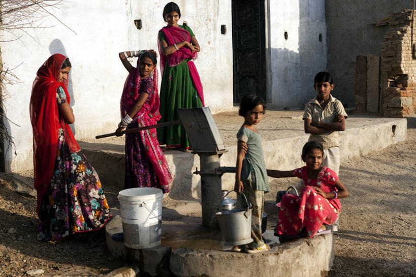 儿童,成年人,家庭,横图,室外,美景,印度,景观,乡村,自然,社区,景色,摄影,井,水泵,自然风光,拉贾斯坦邦,乌代浦,女人,彩图,传统服装