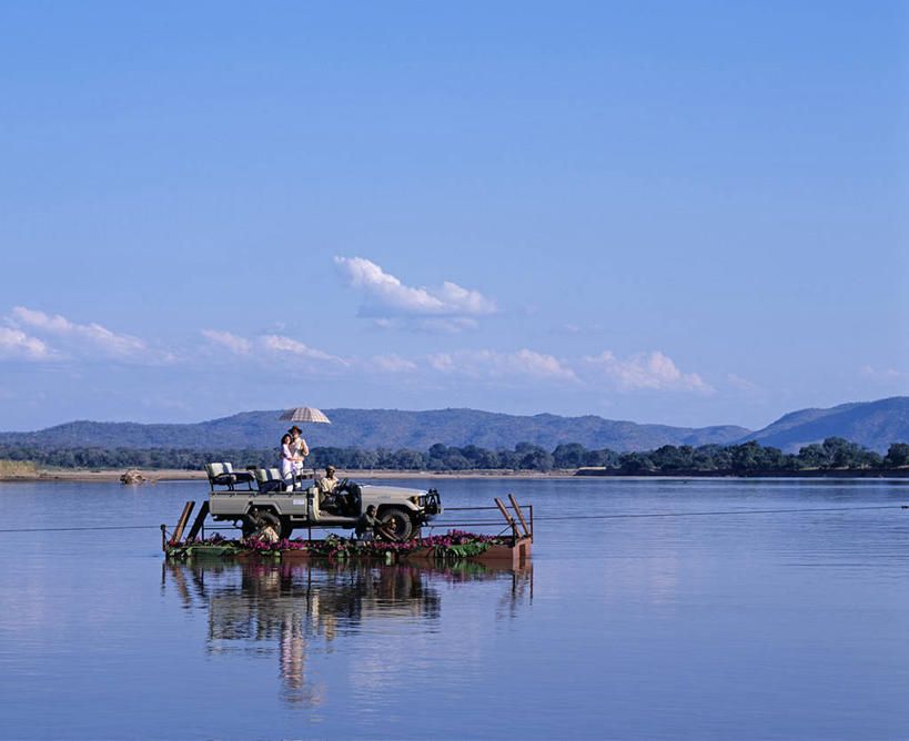 成年人,丈夫,妻子,新娘,新郎,司机,微笑,竖图,室外,婚礼,快乐,河流,非洲,赞比亚,伞,运输,摄影,婚姻,四驱车,异性恋,男人,男性,女人,女性,彩图,旅行,南卢安瓜国家公园,伴侣,浮桥