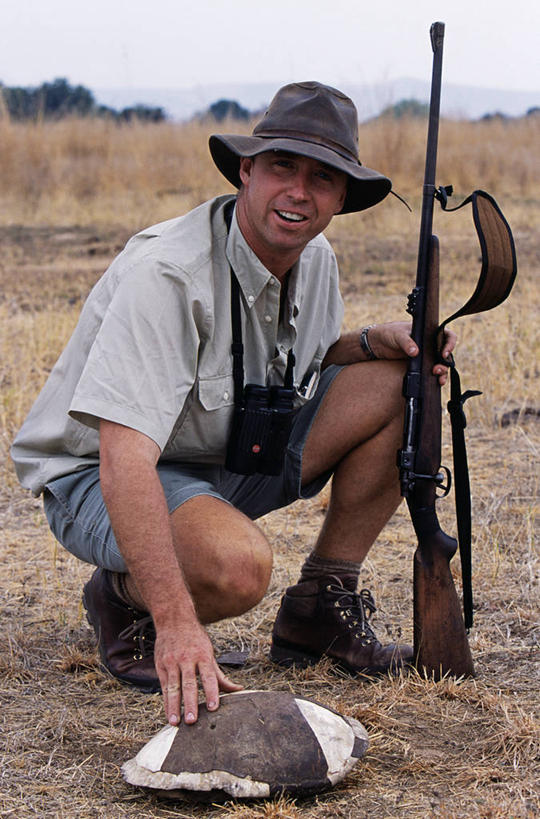 一个人,导游,竖图,室外,龟,非洲,赞比亚,摄影,来福枪,双筒望远镜,彩图