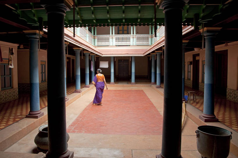 成年人,横图,室外,建筑,印度,亚洲,柱子,房屋,庭院,摄影,考古学,豪宅,印度文化,纱丽,泰米尔纳德邦,印度次大陆,女人,彩图