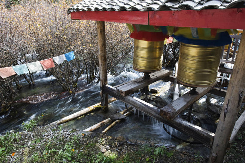 无人,横图,室外,河流,水,九寨沟,亚洲,地形,黄金,自然,车轮,地标建筑,祈祷,摄影,宗教,流动,四川省,环境,国家公园,中国文化,彩图,旅行,小屋,传统文化,联合国教科文组织