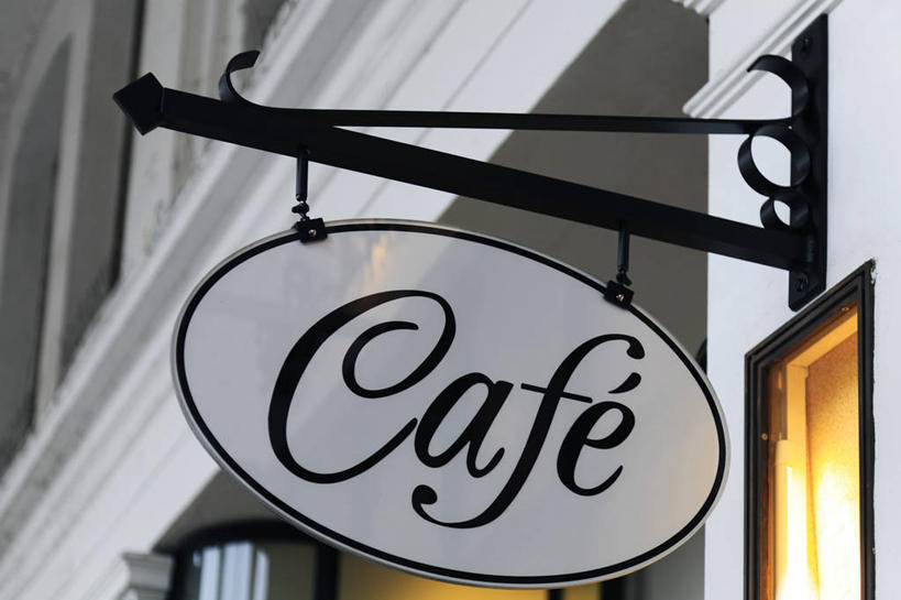 无人,横图,白天,吃饭,旅游,晚餐,午餐,德国,欧洲,行人,游客,游人,吊挂,悬挂,标志,符号,文字,欧盟,挂,路人,旅客,托架,摄影,拱廊,过客,彩图,旅行,咖啡馆