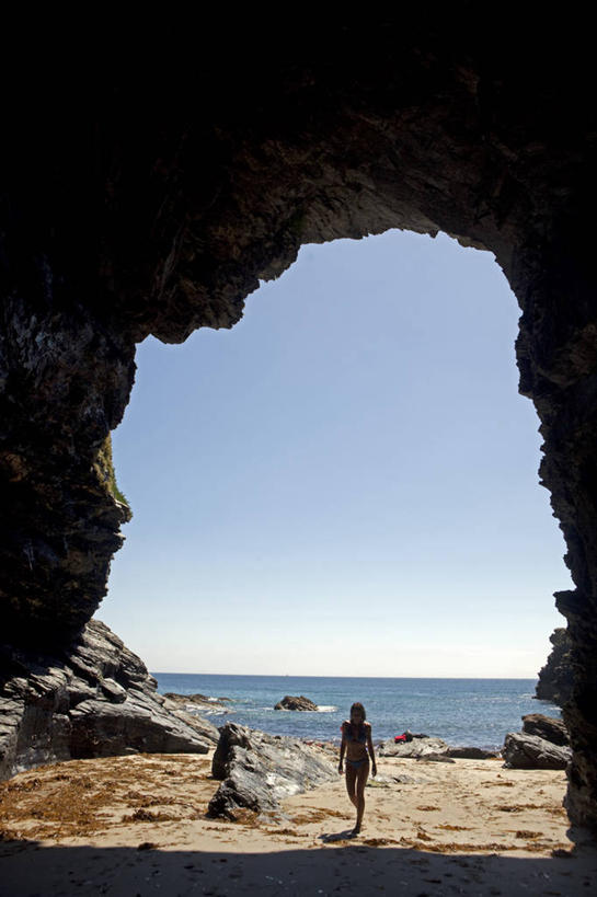 成年人,一个人,竖图,探险,海洋,英国,仅一个女性,海湾,英格兰,夏天,摄影,洞穴,女人,海滩,彩图,西南英格兰