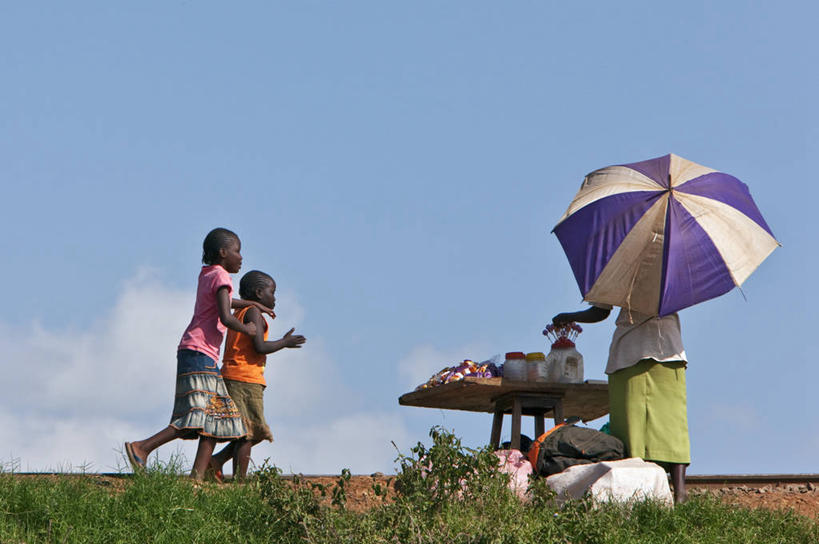 横图,城市,路,铁路,非洲,肯尼亚,行人,轨道,交通,铁轨,首都,床垫,社区,运输,摄影,运送,忙碌,独轮手推车,贫民窟,奈洛比,步行,彩图,旅行