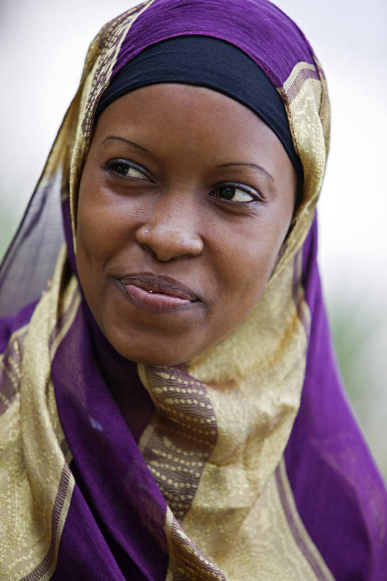儿童,成年人,一个人,微笑,竖图,侧面,快乐,珠宝,非洲,肯尼亚,头巾,头饰,紫色,发饰,社区,人体,摄影,伊斯兰教,肖像,鼻钉,非洲文化,蒙巴萨岛,女孩,女人,彩图,旅行