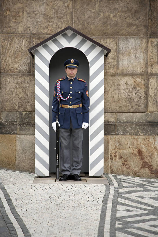 成年人,站,竖图,制服,城市,欧洲,士兵,首都,地标建筑,摄影,保护,军服,来福枪,捷克共和国,责任,布拉格,赫拉德卡尼城堡,男人,彩图,旅行,联合国教科文组织