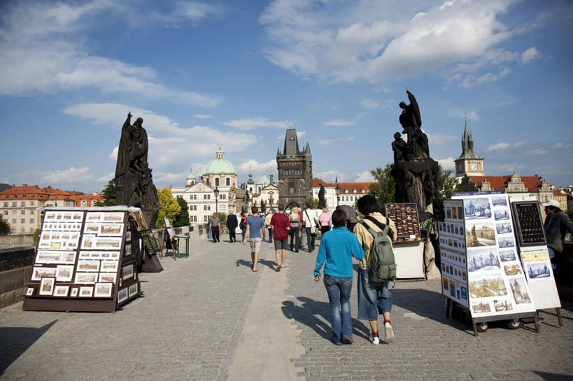 两个人,横图,室外,旅游,城市,欧洲,行人,游客,游人,桥,首都,路人,旅客,地标建筑,艺术家,摄影,捷克共和国,布拉格,查理大桥,过客,伏尔塔瓦河,彩图,旅行,联合国教科文组织