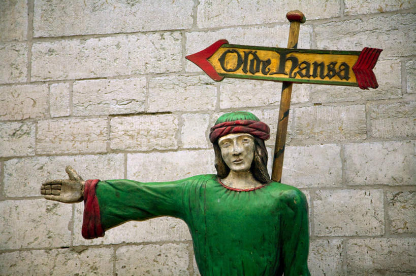 儿童,成年人,三个人,横图,街道,杏仁,欧洲,爱沙尼亚,行人,游客,游人,市场,首都,北,小吃,路人,旅客,摄影,销售,贩卖,塔林,过客,女孩,女人,彩图,传统服装,波罗的海三国,传统文化