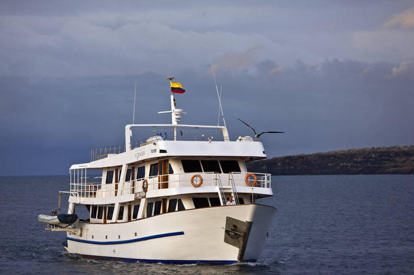 三个人,横图,旅游,船,野生动物,厄瓜多尔,行人,游客,游人,路人,旅客,自然,南美,摄影,拉丁美洲,拜访,加拉帕戈斯群岛,过客,美国人,彩图,旅行,充气艇