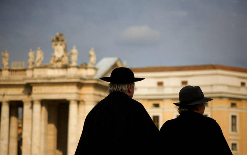 老年人,两个人,广场,横图,旅游,意大利,欧洲,行人,游客,游人,首都,路人,旅客,摄影,意大利文化,梵蒂冈城,过客,彩图,伴侣