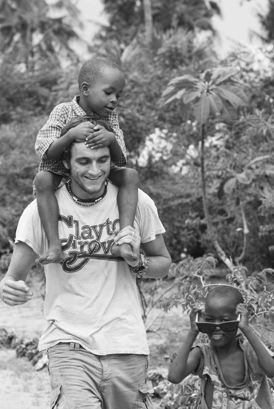 儿童,成年人,背,微笑,竖图,黑白,室外,旅游,度假,快乐,海洋,非洲,肯尼亚,海岸线,背着,教,摄影,知识,志愿者,背负,蒙巴萨岛,男人,海滩,彩图,旅行